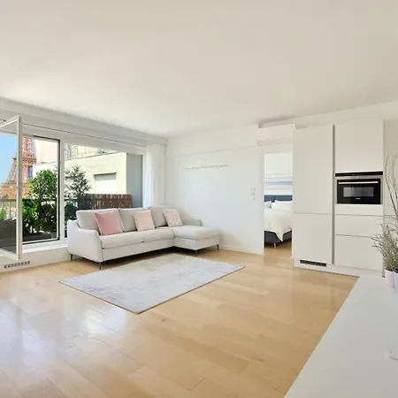 The Eiffel Tower - A Luxurious With Breathtaking Views Of The Eiffel Tower Apartment