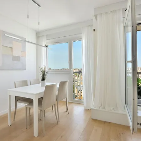 The Eiffel Tower - A Luxurious With Breathtaking Views Of The Eiffel Tower *