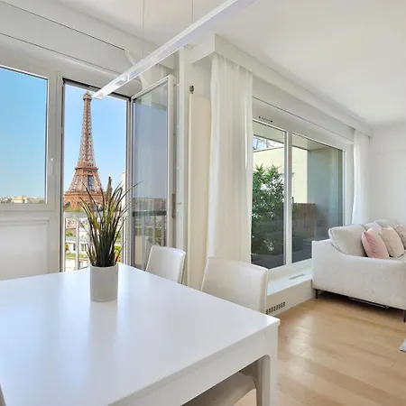 The Eiffel Tower - A Luxurious With Breathtaking Views Of The Eiffel Tower Apartment Paris